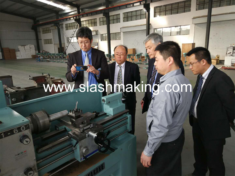 Accompany the Japanese customer to visit the small lathe production of brother factory (1).jpg